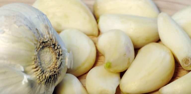 Jak sprytnie obrać czosnek – szybko i bez śmierdzących rąk
