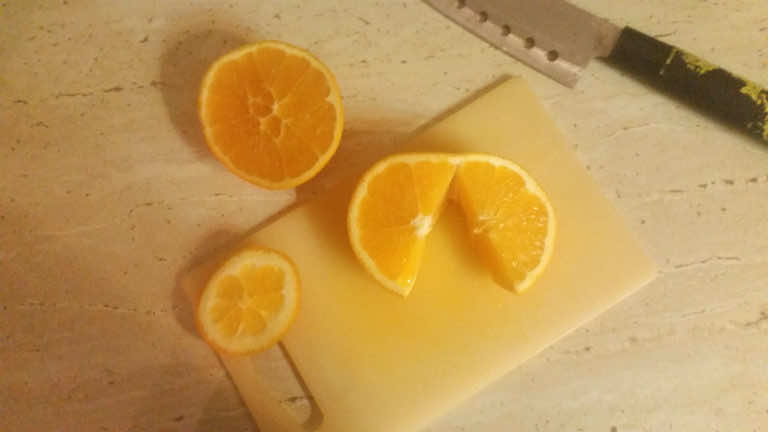 Łatwy i szybki sposób jedzenia pomarańczy bez obierania