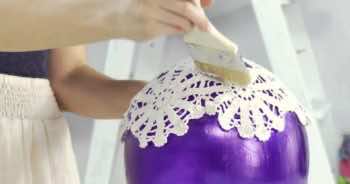 Wykorzystała balon i haftowane serwetki żeby zrobić wyjątkowe lampy