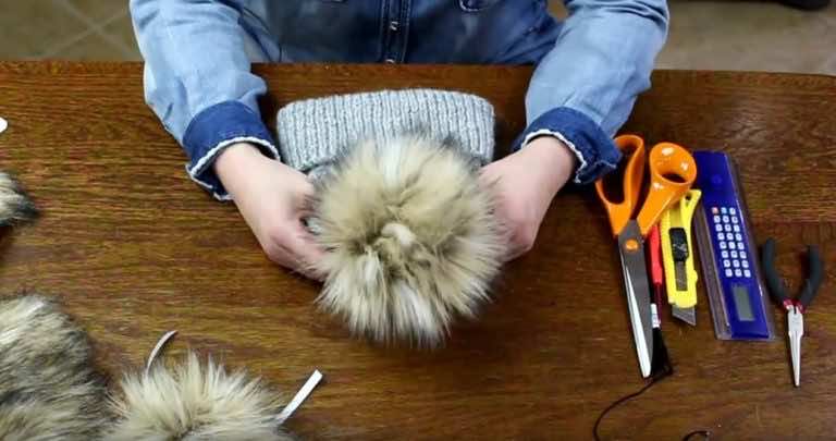 Jak samemu, w parę minut zrobić modny i efektowny futrzany pompon?