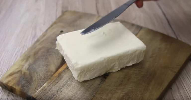 Chcesz zrobić sobie śniadanie, a jedyne masło jest w lodówce i to twarde. Oto genialny trik na rozwiązanie tego problemu!