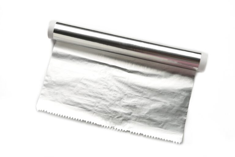 Korzystasz w kuchni z folii aluminiowej? Ma to niekorzystne konsekwencje dla zdrowia!