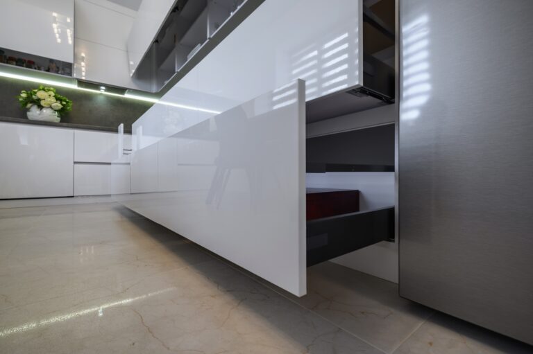 Jak dbać o lakierowane meble na wysoki połysk, aby szybko się nie zniszczyły?