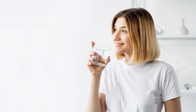 7 sygnałów, które daje Twój organizm jeśli pijesz za mało wody!