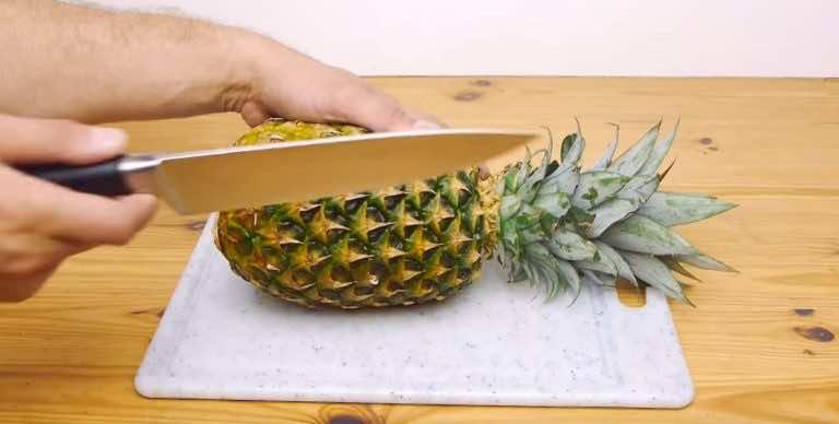 Gdy następnym razem kupisz ananasa, pokrój go w ten sprytny sposób!