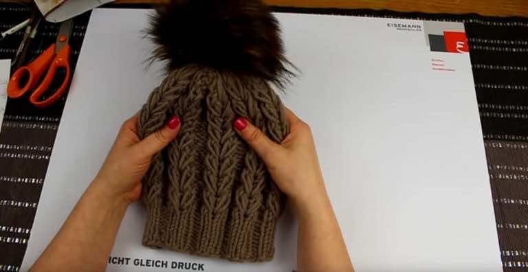 JAK ZROBIĆ CZAPKĘ NA DRUTACH ZE ŚCIEGIEM KŁOSKÓW.