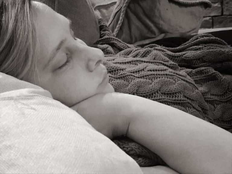 Nosi w sobie dziecko bez mózgu, mimo to decyduje się urodzić. Historia uratuje życie nie jednemu dziecku!