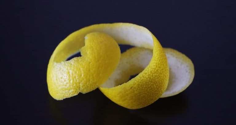 5 niesamowitych zastosowań skórek cytryny