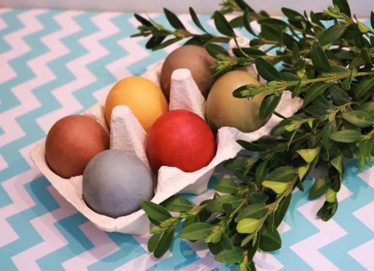 NATURALNE BARWIENIE I WYBIELANIE JAJEK NA PISANKI