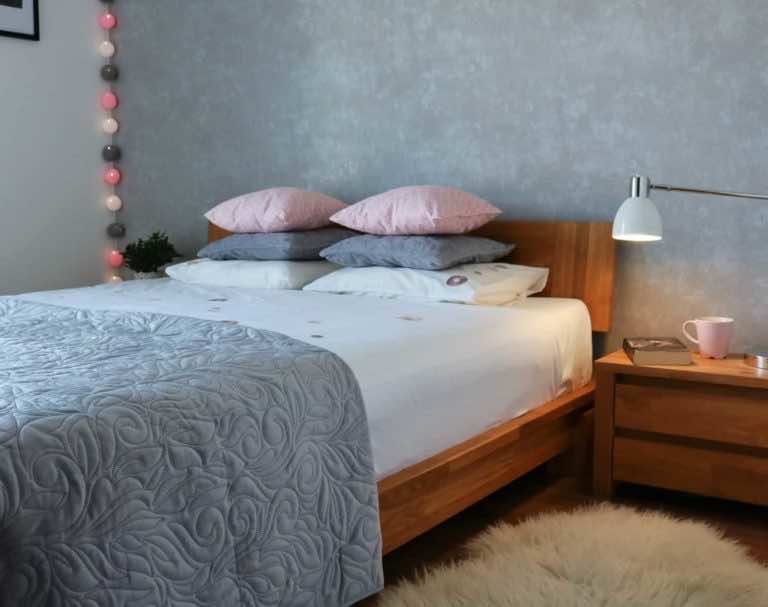 RÓŻOWE DODATKI W SYPIALNI – HIT CZY KIT?