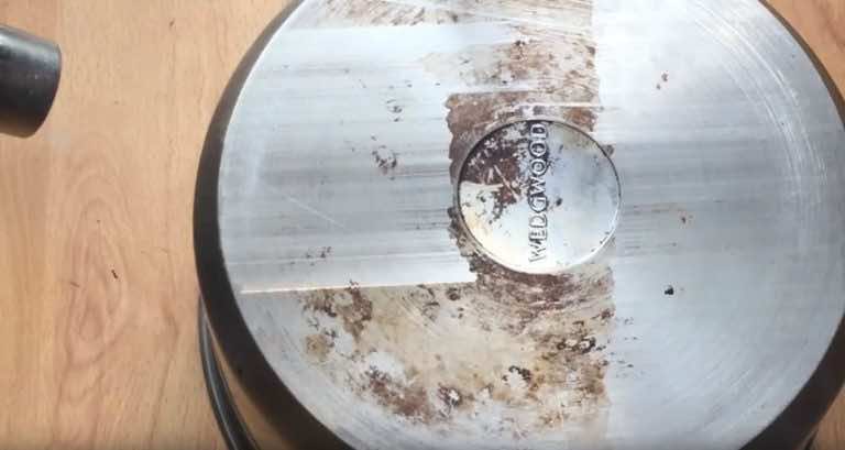 Czyszczenie przypalonego garnka laserem