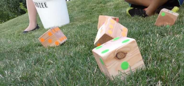 Zobacz jak zrobić gigantyczne kostki do gry w ogrodzie