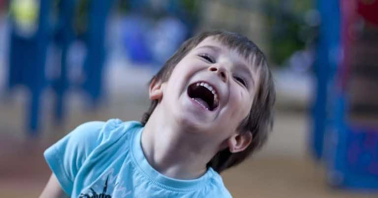 Łaskotki dla śmiechu to pozornie nic złego. Jest jednak rzecz, która Cię zaszokuje!