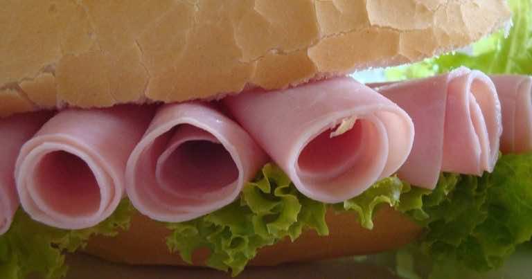 Czy wiesz dlaczego wędlina jest różowa? To nie jest jej naturalny kolor.