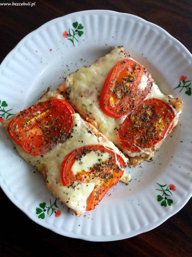 Pstrąg łososiowy z mozzarellą i pomidorami