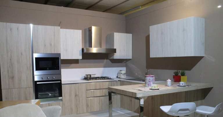 Na jakiej wysokości umieścić gniazdko do okapu