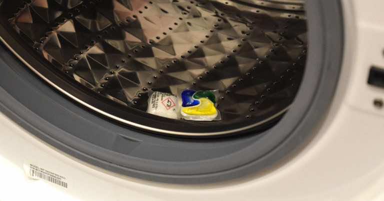 Włożyła 2 tabletki od zmywarki do pralki. Wykorzystaj również ten genialny trik!
