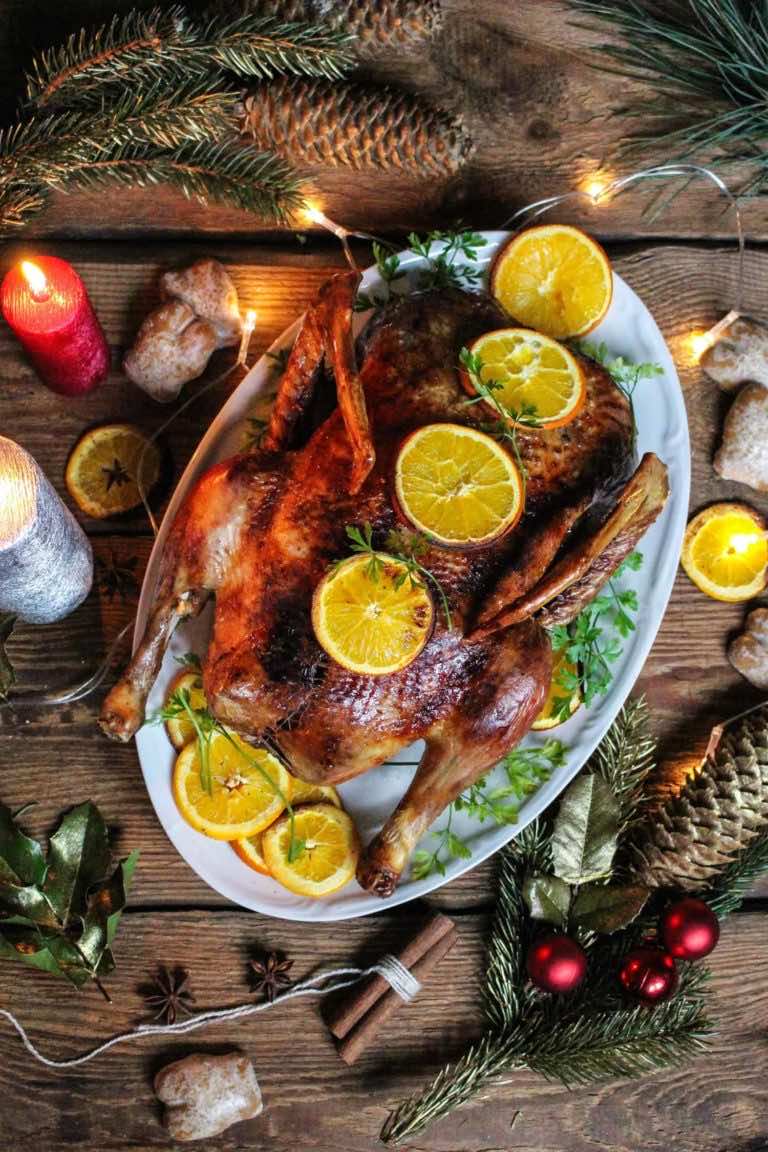 Świąteczna kaczka z pomarańczami i farszem piernikowym.