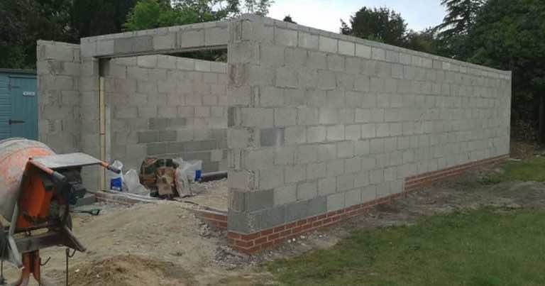 Sąsiedzi myśleli, że buduje zwykły garaż za domem. Zobaczcie co faktycznie zrobił!