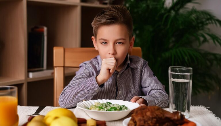 Większość rodziców popełnia ten błąd, gdy dziecko się zakrztusi. Powiedz innym, by tego nie robili!