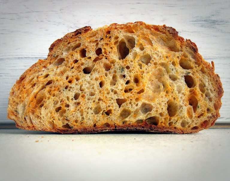 Chleb z cheddarem, wędzoną papryką i oregano