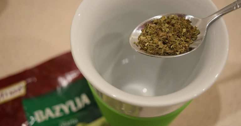 Picie naparu z suszonej bazylii — na co pomaga