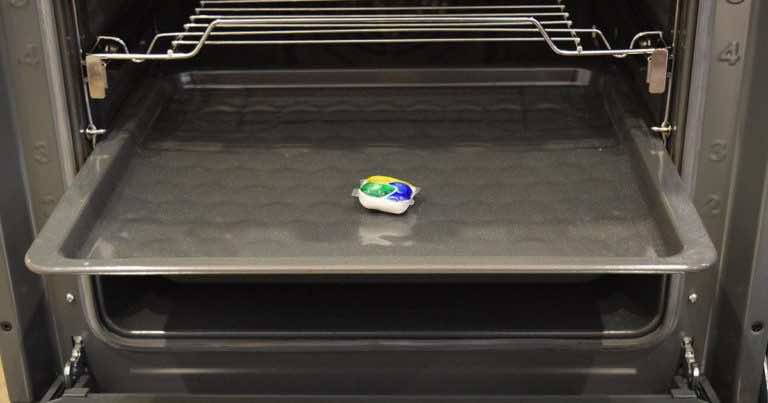 Włożyła tabletkę od zmywarki do piekarnika. Zobacz dlaczego!