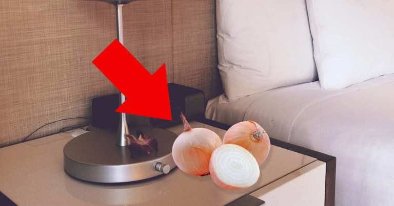 Korzyści z pocięcia cebuli w plasterki i pozostawienia na szafce nocnej