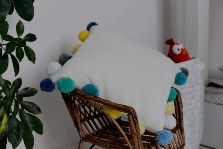 Poduszka z pomponami DIY