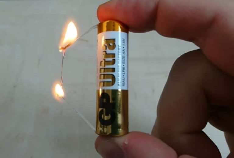 Jak zrobić zapalniczkę z baterii