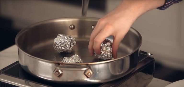 Gdy będziesz smażyć rybę, wykorzystaj ten trik! Ułóż na patelni 3 kulki z folii aluminiowej i zrób to.