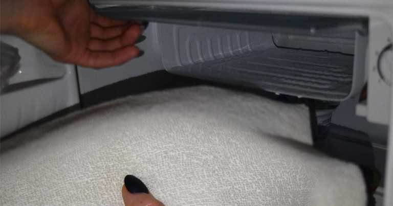 Włożyła mokre pranie do zamrażarki – jesteście ciekawi dlaczego? Wypróbujcie ten trik!