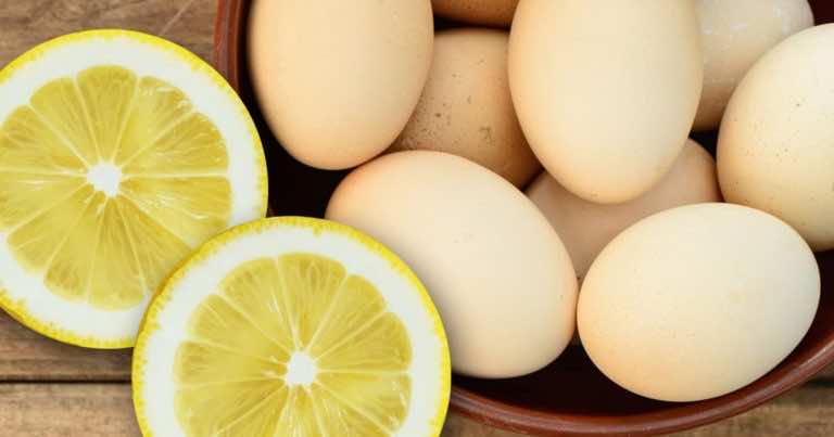 Gdy będziesz gotować jajka do wody dodaj plasterek cytryny. Zobacz dlaczego.