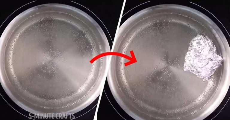 Wrzuciła do wrzącej wody kulkę folii aluminiowej. Sprawdź ten trik i wypróbuj u siebie!