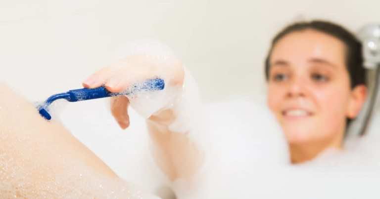 Golisz się używając mydła lub szamponu? Dermatolog radzi – NIE RÓB TEGO!