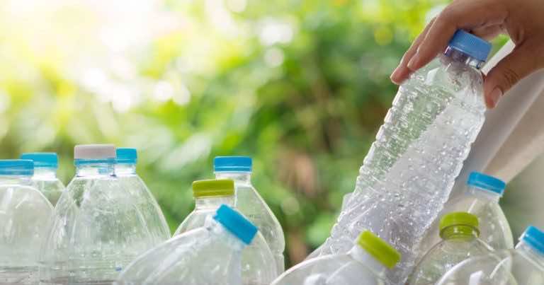 Prawdopodobnie pijesz mikroplastik wraz z wodą z butelki