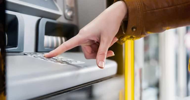 Oto sposób oszustów na okradzenie Cię przy bankomacie