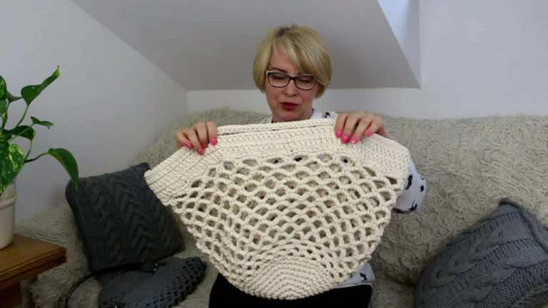 Modna torba robiona na szydelku