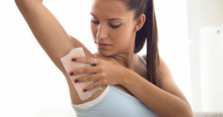 Takiego sposobu na usunięcie włosków pod pachami nie znałaś. Wypróbuj go!