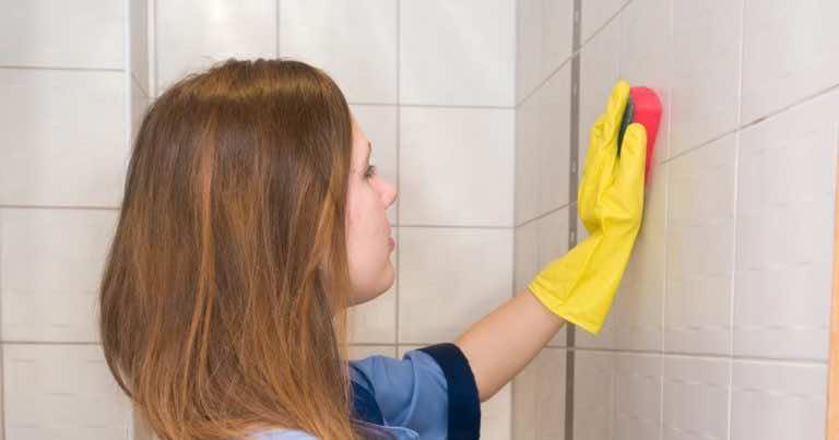 Wykorzystaj ten trik, a doczyścisz kafelki z największych zabrudzeń, nawet po remoncie