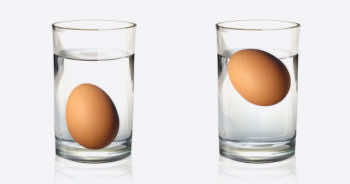 Włóż jajko do szklanki zanim je ugotujesz – w ten sposób sprawdzisz jego świeżość!