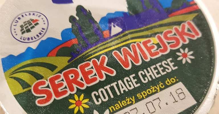Czy cottage cheese to to samo co serek wiejski?