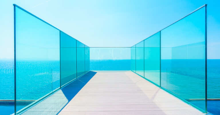 Szklane balustrady w domu – wady i zalety