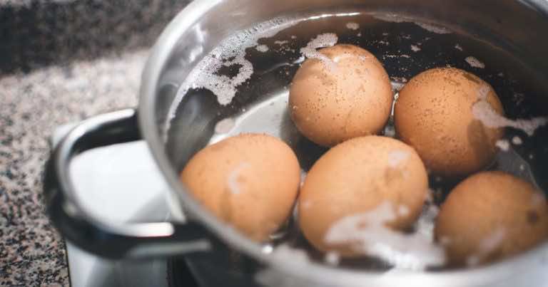 Co robisz z wodą po gotowaniu jajek na twardo? Wykorzystaj ją!