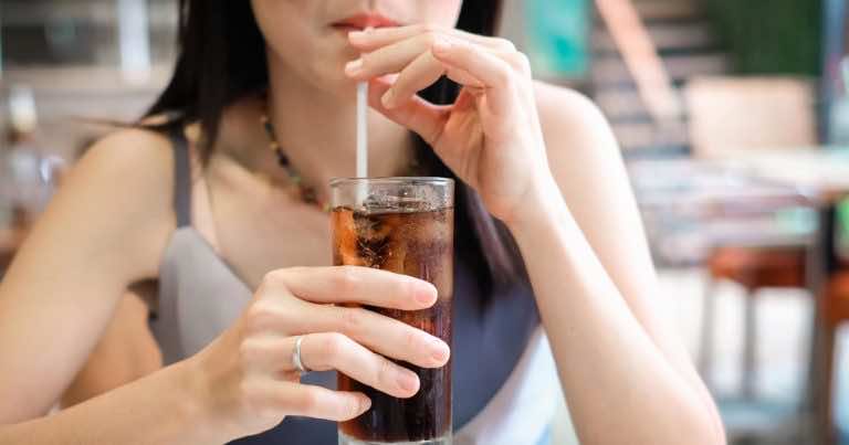 Pijesz Colę? Zobacz co się dzieje z naszym organizmem po jej wypiciu!