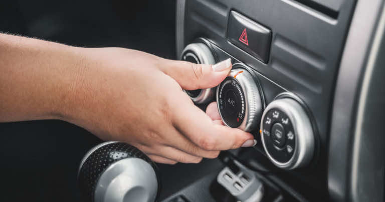 Siedzisz na postoju w aucie z włączoną klimatyzacją? Możesz dostać mandat!