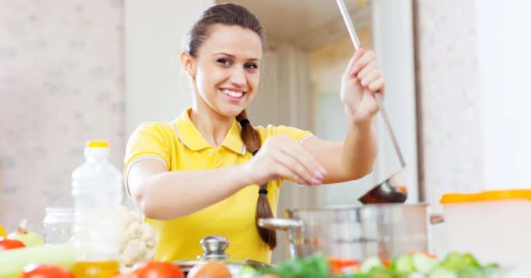 Wiele z nas soli zupę w złym momencie. Zobacz kiedy należy to zrobić!