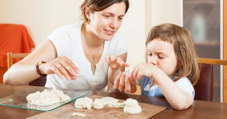 Jak zrobić masę plastyczną do zabawy dla dziecka