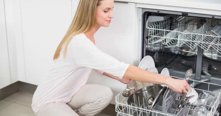 Zmywarka – brud z talerzy ląduje na szklankach i kubkach na górnej półce. Co zrobić?
