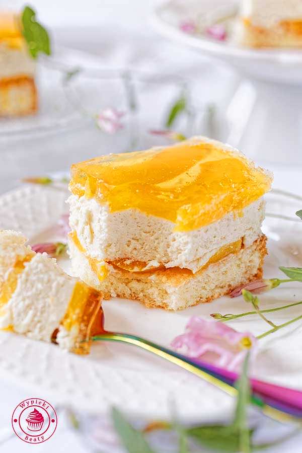 Ciasto chałwowe z brzoskwiniami